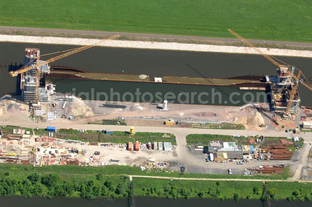 Magdeburg from the bird's eye view: Blick auf die Baustelle der Niedrigwasserschleuse an der Steinkopfinsel im Hafen Magdeburg an der Elbe. View of the construction site of the low-water lock in the port of Magdeburg on the Elbe. WSV / Wasserstraßen-Neubauamt Magdeburg