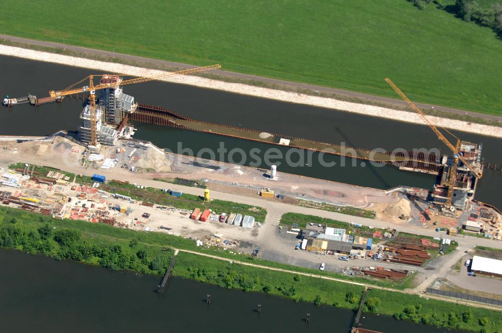 Aerial image Magdeburg - Blick auf die Baustelle der Niedrigwasserschleuse an der Steinkopfinsel im Hafen Magdeburg an der Elbe. View of the construction site of the low-water lock in the port of Magdeburg on the Elbe. WSV / Wasserstraßen-Neubauamt Magdeburg