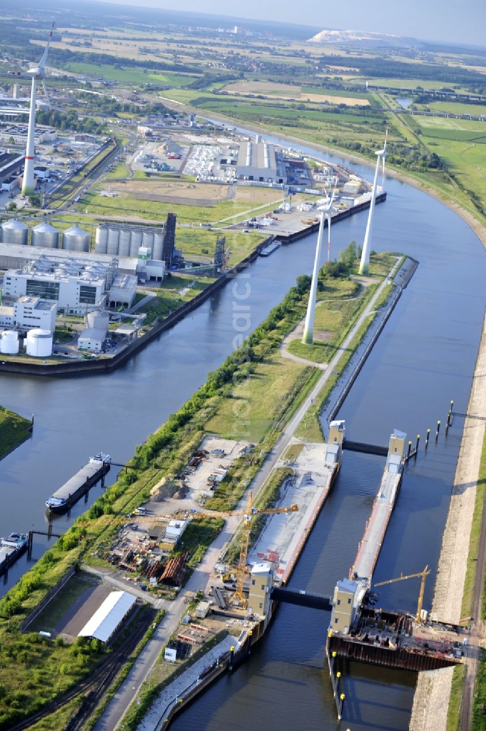 Magdeburg from the bird's eye view: View of the construction site of the expansion lock Magdeburg