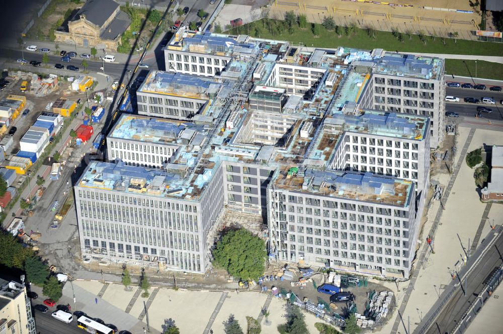 Aerial image Berlin - Blick auf die Baustelle am Nordbahnhof. Hier entsteht das Nordbahnhof Carrée, ein Bürogebäude der Deutschen Bahn AG gebaut durch die Firma FRANKONIA Eurobau AG. Die FRANKONIA Eurobau AG und ihr Projektpartner, der LVM Landwirtschaftlicher Versicherungsverein Münster a.G., haben den von FRANKONIA entwickelten Büroneubau „Nordbahnhof Carrée in Berlin an den Immobilienfonds Euroffice der französischen Investmentgesellschaft AEW Europe verkauft. View on the construction area at the Nordbahnhof. Here the Nordbahnhof Carree is erected an office builing of the Deutsche Bahn AG constructed by FRANKONIA Eurobau AG.