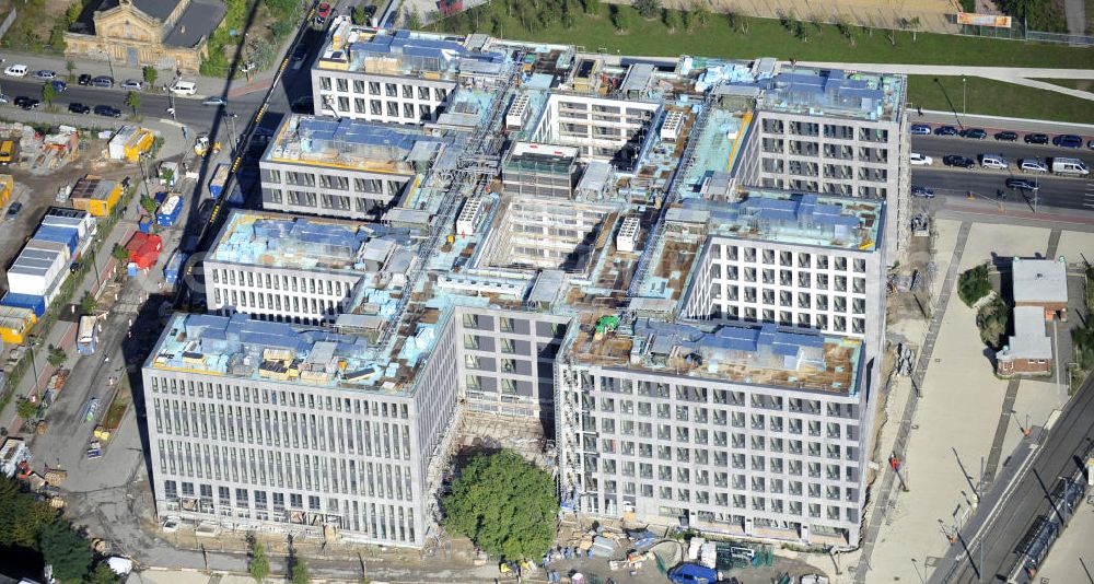 Aerial photograph Berlin - Blick auf die Baustelle am Nordbahnhof. Hier entsteht das Nordbahnhof Carrée, ein Bürogebäude der Deutschen Bahn AG gebaut durch die Firma FRANKONIA Eurobau AG. Die FRANKONIA Eurobau AG und ihr Projektpartner, der LVM Landwirtschaftlicher Versicherungsverein Münster a.G., haben den von FRANKONIA entwickelten Büroneubau „Nordbahnhof Carrée in Berlin an den Immobilienfonds Euroffice der französischen Investmentgesellschaft AEW Europe verkauft. View on the construction area at the Nordbahnhof. Here the Nordbahnhof Carree is erected an office builing of the Deutsche Bahn AG constructed by FRANKONIA Eurobau AG.