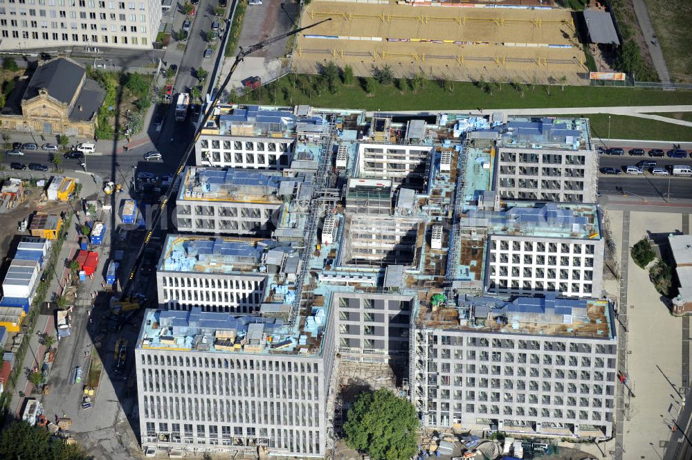 Berlin from above - Blick auf die Baustelle am Nordbahnhof. Hier entsteht das Nordbahnhof Carrée, ein Bürogebäude der Deutschen Bahn AG gebaut durch die Firma FRANKONIA Eurobau AG. Die FRANKONIA Eurobau AG und ihr Projektpartner, der LVM Landwirtschaftlicher Versicherungsverein Münster a.G., haben den von FRANKONIA entwickelten Büroneubau „Nordbahnhof Carrée in Berlin an den Immobilienfonds Euroffice der französischen Investmentgesellschaft AEW Europe verkauft. View on the construction area at the Nordbahnhof. Here the Nordbahnhof Carree is erected an office builing of the Deutsche Bahn AG constructed by FRANKONIA Eurobau AG.