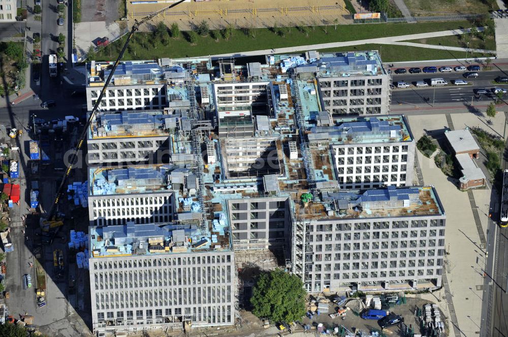 Berlin from the bird's eye view: Blick auf die Baustelle am Nordbahnhof. Hier entsteht das Nordbahnhof Carrée, ein Bürogebäude der Deutschen Bahn AG gebaut durch die Firma FRANKONIA Eurobau AG. Die FRANKONIA Eurobau AG und ihr Projektpartner, der LVM Landwirtschaftlicher Versicherungsverein Münster a.G., haben den von FRANKONIA entwickelten Büroneubau „Nordbahnhof Carrée in Berlin an den Immobilienfonds Euroffice der französischen Investmentgesellschaft AEW Europe verkauft. View on the construction area at the Nordbahnhof. Here the Nordbahnhof Carree is erected an office builing of the Deutsche Bahn AG constructed by FRANKONIA Eurobau AG.