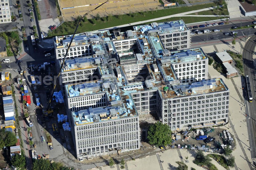 Aerial image Berlin - Blick auf die Baustelle am Nordbahnhof. Hier entsteht das Nordbahnhof Carrée, ein Bürogebäude der Deutschen Bahn AG gebaut durch die Firma FRANKONIA Eurobau AG. Die FRANKONIA Eurobau AG und ihr Projektpartner, der LVM Landwirtschaftlicher Versicherungsverein Münster a.G., haben den von FRANKONIA entwickelten Büroneubau „Nordbahnhof Carrée in Berlin an den Immobilienfonds Euroffice der französischen Investmentgesellschaft AEW Europe verkauft. View on the construction area at the Nordbahnhof. Here the Nordbahnhof Carree is erected an office builing of the Deutsche Bahn AG constructed by FRANKONIA Eurobau AG.