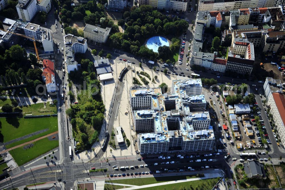 Aerial photograph Berlin - Blick auf die Baustelle am Nordbahnhof. Hier entsteht das Nordbahnhof Carrée, ein Bürogebäude der Deutschen Bahn AG gebaut durch die Firma FRANKONIA Eurobau AG. Die FRANKONIA Eurobau AG und ihr Projektpartner, der LVM Landwirtschaftlicher Versicherungsverein Münster a.G., haben den von FRANKONIA entwickelten Büroneubau „Nordbahnhof Carrée in Berlin an den Immobilienfonds Euroffice der französischen Investmentgesellschaft AEW Europe verkauft. View on the construction area at the Nordbahnhof. Here the Nordbahnhof Carree is erected an office builing of the Deutsche Bahn AG constructed by FRANKONIA Eurobau AG.