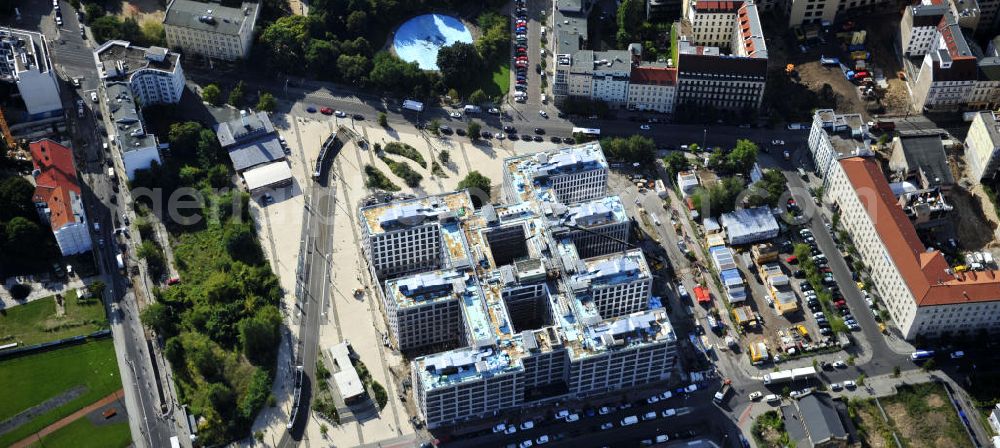 Berlin from above - Blick auf die Baustelle am Nordbahnhof. Hier entsteht das Nordbahnhof Carrée, ein Bürogebäude der Deutschen Bahn AG gebaut durch die Firma FRANKONIA Eurobau AG. Die FRANKONIA Eurobau AG und ihr Projektpartner, der LVM Landwirtschaftlicher Versicherungsverein Münster a.G., haben den von FRANKONIA entwickelten Büroneubau „Nordbahnhof Carrée in Berlin an den Immobilienfonds Euroffice der französischen Investmentgesellschaft AEW Europe verkauft. View on the construction area at the Nordbahnhof. Here the Nordbahnhof Carree is erected an office builing of the Deutsche Bahn AG constructed by FRANKONIA Eurobau AG.