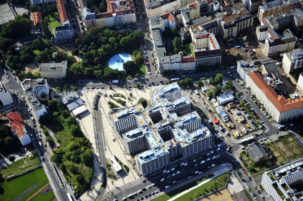 Berlin from the bird's eye view: Blick auf die Baustelle am Nordbahnhof. Hier entsteht das Nordbahnhof Carrée, ein Bürogebäude der Deutschen Bahn AG gebaut durch die Firma FRANKONIA Eurobau AG. Die FRANKONIA Eurobau AG und ihr Projektpartner, der LVM Landwirtschaftlicher Versicherungsverein Münster a.G., haben den von FRANKONIA entwickelten Büroneubau „Nordbahnhof Carrée in Berlin an den Immobilienfonds Euroffice der französischen Investmentgesellschaft AEW Europe verkauft. View on the construction area at the Nordbahnhof. Here the Nordbahnhof Carree is erected an office builing of the Deutsche Bahn AG constructed by FRANKONIA Eurobau AG.