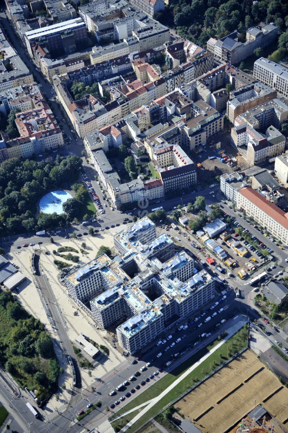 Aerial image Berlin - Blick auf die Baustelle am Nordbahnhof. Hier entsteht das Nordbahnhof Carrée, ein Bürogebäude der Deutschen Bahn AG gebaut durch die Firma FRANKONIA Eurobau AG. Die FRANKONIA Eurobau AG und ihr Projektpartner, der LVM Landwirtschaftlicher Versicherungsverein Münster a.G., haben den von FRANKONIA entwickelten Büroneubau „Nordbahnhof Carrée in Berlin an den Immobilienfonds Euroffice der französischen Investmentgesellschaft AEW Europe verkauft. View on the construction area at the Nordbahnhof. Here the Nordbahnhof Carree is erected an office builing of the Deutsche Bahn AG constructed by FRANKONIA Eurobau AG.