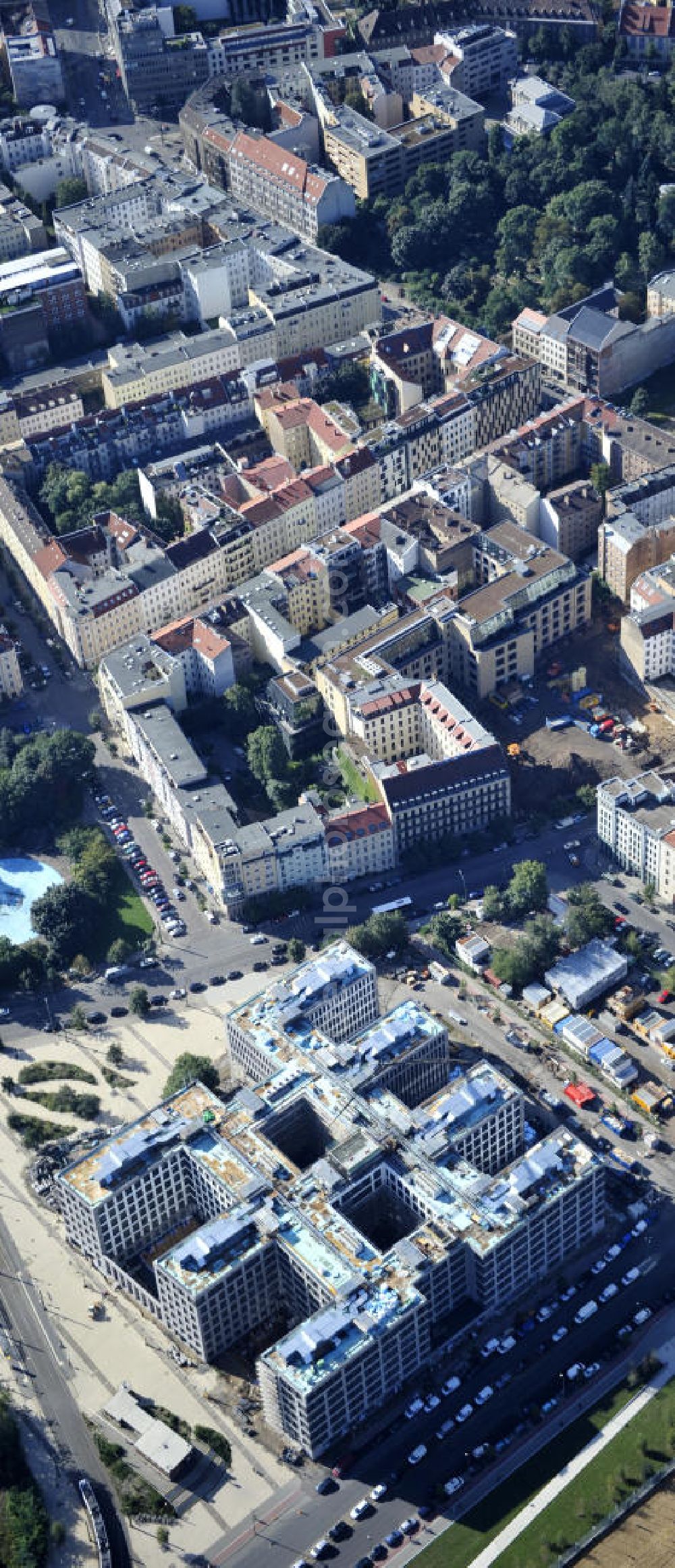 Aerial photograph Berlin - Blick auf die Baustelle am Nordbahnhof. Hier entsteht das Nordbahnhof Carrée, ein Bürogebäude der Deutschen Bahn AG gebaut durch die Firma FRANKONIA Eurobau AG. Die FRANKONIA Eurobau AG und ihr Projektpartner, der LVM Landwirtschaftlicher Versicherungsverein Münster a.G., haben den von FRANKONIA entwickelten Büroneubau „Nordbahnhof Carrée in Berlin an den Immobilienfonds Euroffice der französischen Investmentgesellschaft AEW Europe verkauft. View on the construction area at the Nordbahnhof. Here the Nordbahnhof Carree is erected an office builing of the Deutsche Bahn AG constructed by FRANKONIA Eurobau AG.