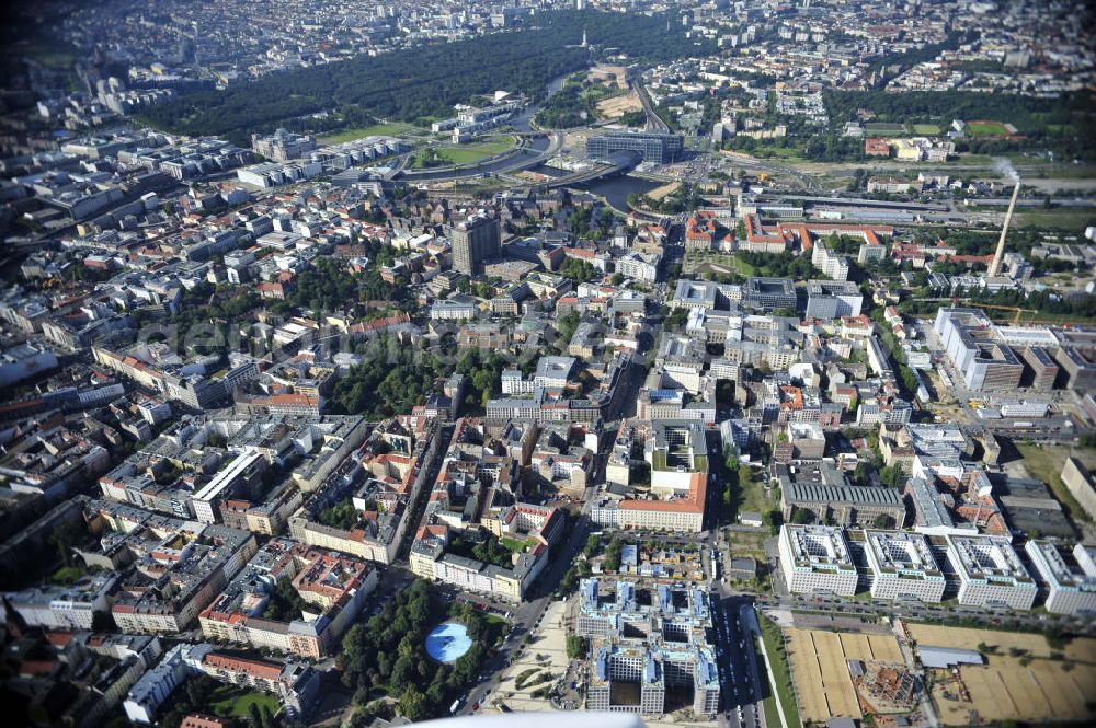 Berlin from above - Blick auf die Baustelle am Nordbahnhof. Hier entsteht das Nordbahnhof Carrée, ein Bürogebäude der Deutschen Bahn AG gebaut durch die Firma FRANKONIA Eurobau AG. Die FRANKONIA Eurobau AG und ihr Projektpartner, der LVM Landwirtschaftlicher Versicherungsverein Münster a.G., haben den von FRANKONIA entwickelten Büroneubau „Nordbahnhof Carrée in Berlin an den Immobilienfonds Euroffice der französischen Investmentgesellschaft AEW Europe verkauft. View on the construction area at the Nordbahnhof. Here the Nordbahnhof Carree is erected an office builing of the Deutsche Bahn AG constructed by FRANKONIA Eurobau AG.