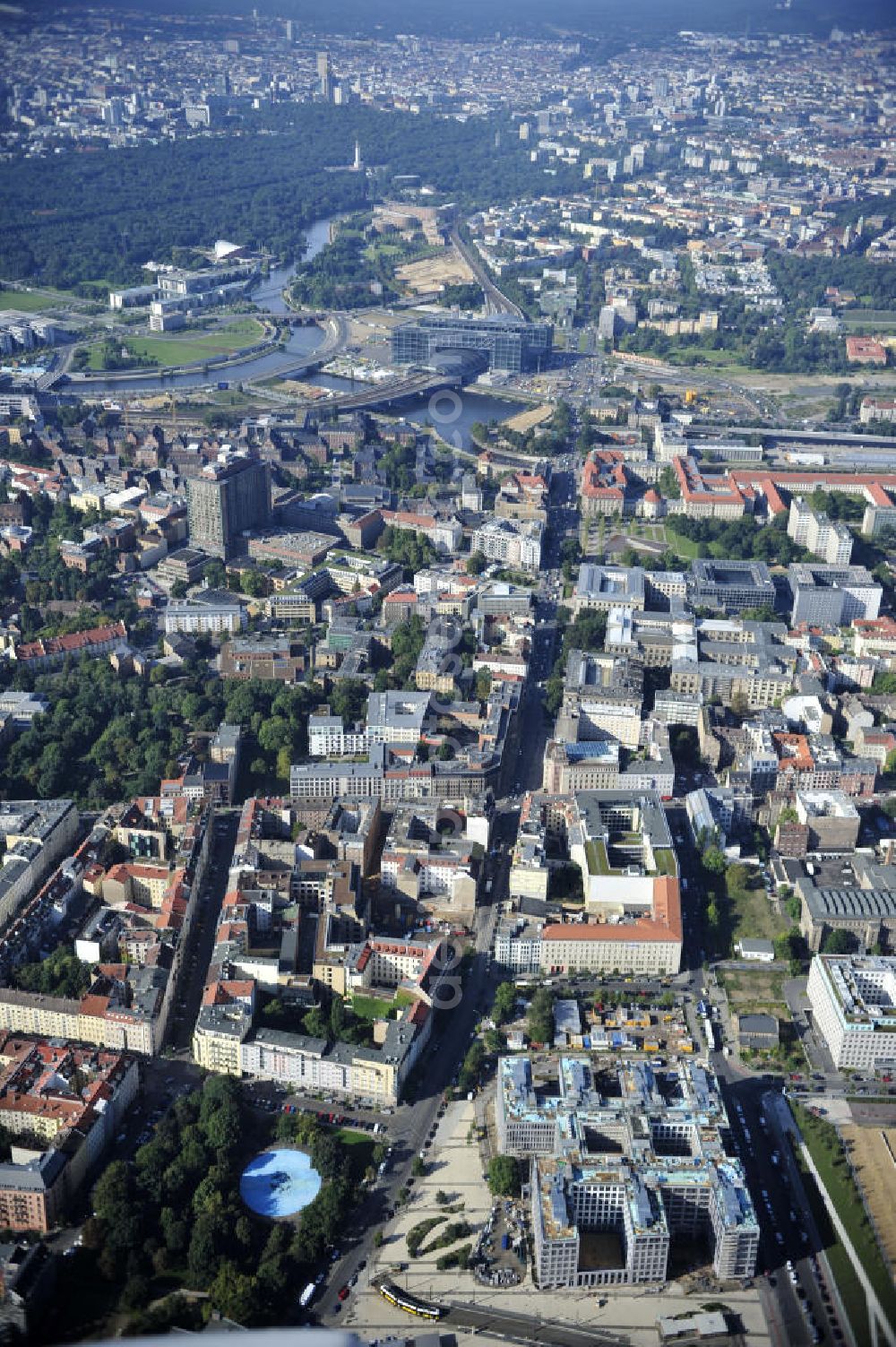 Aerial image Berlin - Blick auf die Baustelle am Nordbahnhof. Hier entsteht das Nordbahnhof Carrée, ein Bürogebäude der Deutschen Bahn AG gebaut durch die Firma FRANKONIA Eurobau AG. Die FRANKONIA Eurobau AG und ihr Projektpartner, der LVM Landwirtschaftlicher Versicherungsverein Münster a.G., haben den von FRANKONIA entwickelten Büroneubau „Nordbahnhof Carrée in Berlin an den Immobilienfonds Euroffice der französischen Investmentgesellschaft AEW Europe verkauft. View on the construction area at the Nordbahnhof. Here the Nordbahnhof Carree is erected an office builing of the Deutsche Bahn AG constructed by FRANKONIA Eurobau AG.