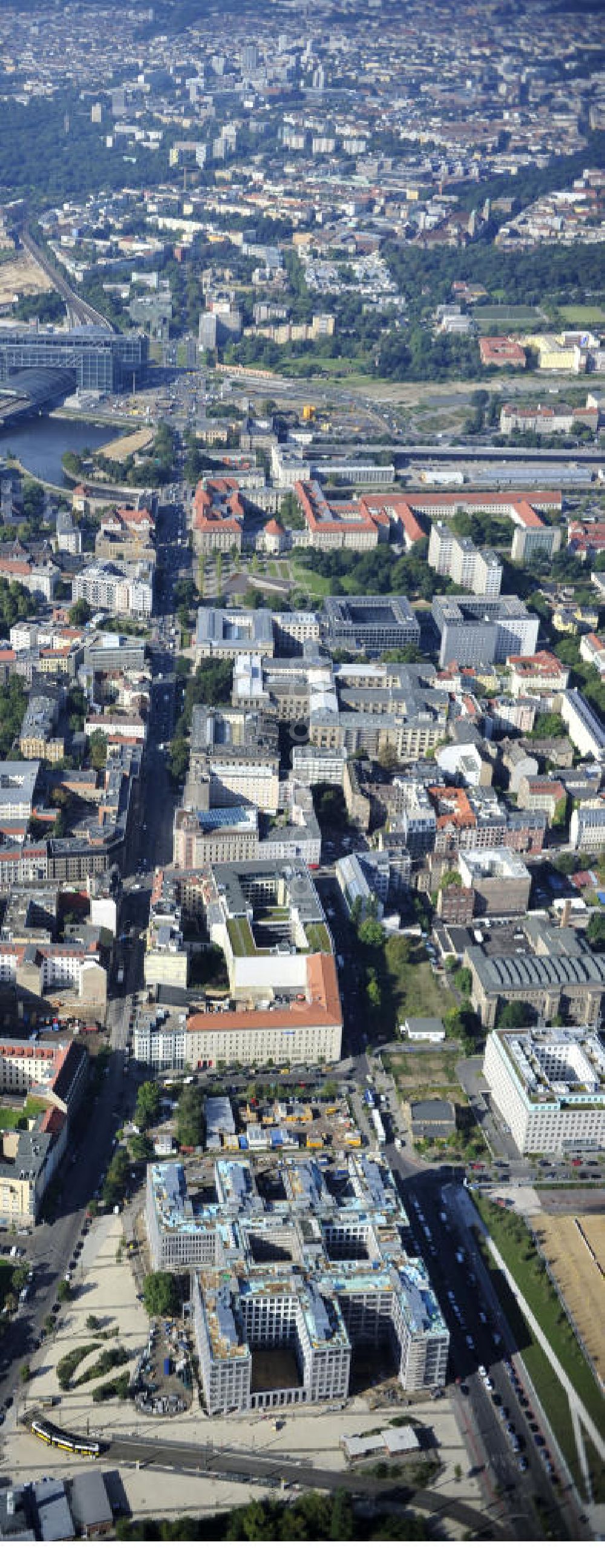 Aerial photograph Berlin - Blick auf die Baustelle am Nordbahnhof. Hier entsteht das Nordbahnhof Carrée, ein Bürogebäude der Deutschen Bahn AG gebaut durch die Firma FRANKONIA Eurobau AG. Die FRANKONIA Eurobau AG und ihr Projektpartner, der LVM Landwirtschaftlicher Versicherungsverein Münster a.G., haben den von FRANKONIA entwickelten Büroneubau „Nordbahnhof Carrée in Berlin an den Immobilienfonds Euroffice der französischen Investmentgesellschaft AEW Europe verkauft. View on the construction area at the Nordbahnhof. Here the Nordbahnhof Carree is erected an office builing of the Deutsche Bahn AG constructed by FRANKONIA Eurobau AG.