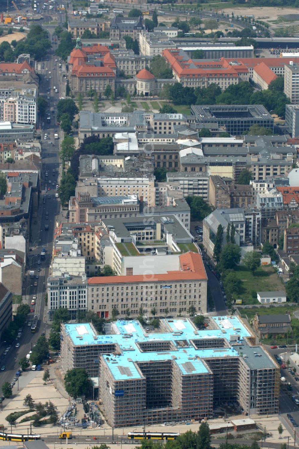 Berlin from the bird's eye view: Blick auf die Baustelle am Nordbahnhof. Hier entsteht das Nordbahnhof Carrée ein Bürogebäude der Deutschen Bahn AG gebaut durch die Firma FRANKONIA Eurobau AG.