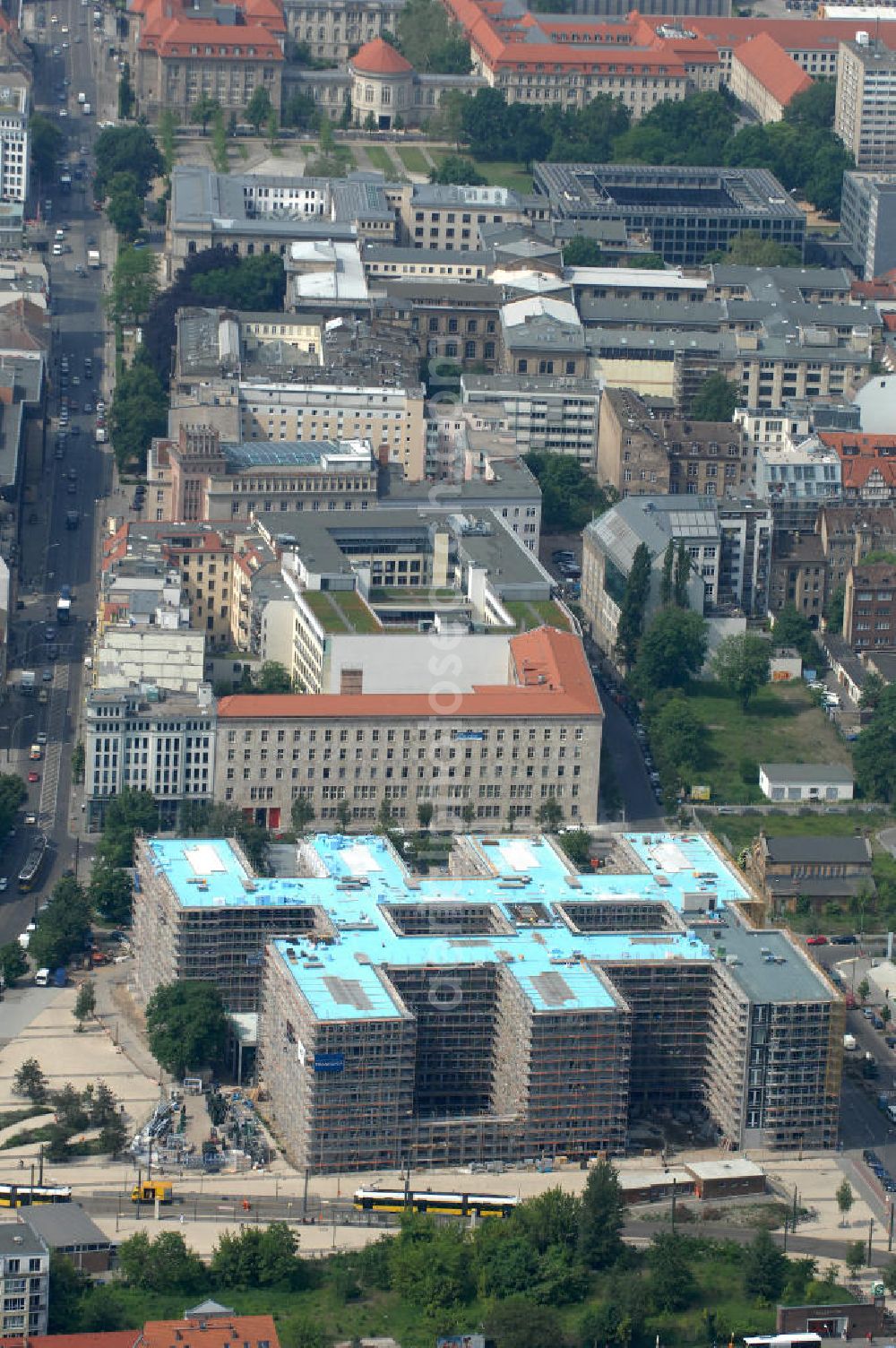 Aerial image Berlin - Blick auf die Baustelle am Nordbahnhof. Hier entsteht das Nordbahnhof Carrée ein Bürogebäude der Deutschen Bahn AG gebaut durch die Firma FRANKONIA Eurobau AG.