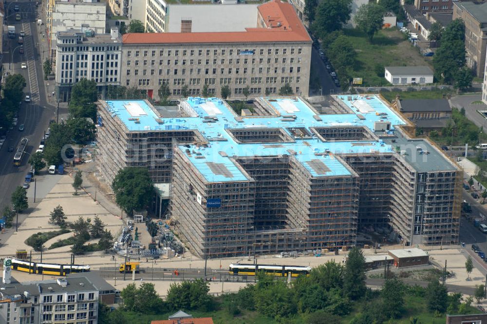 Berlin from above - Blick auf die Baustelle am Nordbahnhof. Hier entsteht das Nordbahnhof Carrée ein Bürogebäude der Deutschen Bahn AG gebaut durch die Firma FRANKONIA Eurobau AG.