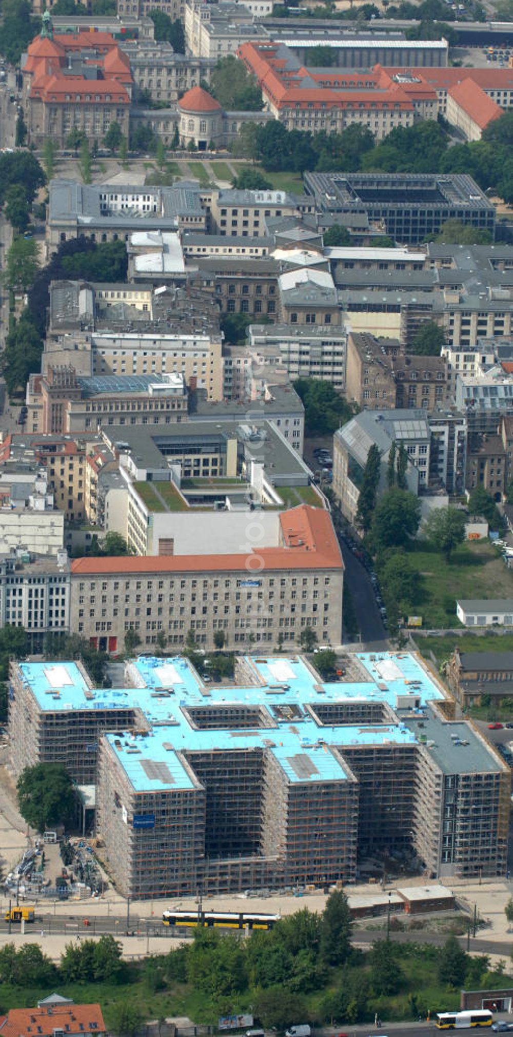 Berlin from the bird's eye view: Blick auf die Baustelle am Nordbahnhof. Hier entsteht das Nordbahnhof Carrée ein Bürogebäude der Deutschen Bahn AG gebaut durch die Firma FRANKONIA Eurobau AG.