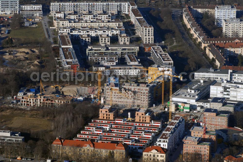 Aerial photograph München - Blick auf Baustelle im nördlichen Bereich der Adams - Lehmann - Straße im Ackermannbogen in München. Der Stadtteil Ackermannbogen ist ein Teil des Stadtbezirks Schwabing - West. Dort befanden sich vorwiegend Bundeswehrkasernen. Die Bundeswehr verließ diesen Standort 1998 und verkaufte das Grundstück an die Stadt München. Im Zuge eines städtebaulichen und landschaftlichen Ideenwettbewerbs errang das Modell des Architektenduos Christian Vogel und Rita Lex - Kerfers den ersten Preis. In diesem Areal entlang der Adams - Lehmann - Straße entstehen neben Wohnungen auch Einrichtungen für die Nahversorgung. Kontakt Christian Vogel: Christian Vogel, Architekten BDA, Thorwaldsenstraße 12, 80335 München, Tel. +49(0)89 121 6336 7, Fax +49(0)89 121 6336 9, Email: mail@christianvogel-architekten.de; Kontakt Rita Lex - Kerfers: Lex - Kerfers, Landschaftsarchitekten BDLA, Emling 25, 85461 Bockhorn, Tel. +49(0)8122 9438 01, Fax +49(0)8122 9438 02, Email: mail@lex-kerfers.de; Kontakt Städtebauliche Entwicklungsmaßnahme: Frau Hesse, Tel. +49(0)89 233 25218, Fax +49(0)89 233 24238, Email: plan.ha2-1@muenchen.de; Kontakt Beratung und Vergabe von Baugrundstücken im geförderten Wohnungsbau: Herr Reisner, Tel. +49(0)89 233 28393, Fax +49(0)89 233 28078, Email: plan.ha3-1@muenchen.de; Kontakt Verkauf von Baugrundstücken: Komunalreferat - GV, Herr Dengler, Tel. +49(0)89 233 25074, Email: hans-dieter.dengler@muenchen.de