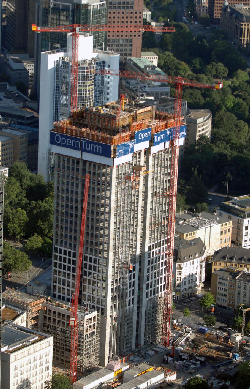 Aerial image Frankfurt am Main - Baustelle OpernTurm, er besteht aus einem Hochhaus mit 168 m Höhe und einem circa 26 m hohen Podiumgebäude, das der Alten Oper zugewandt ist. 42 Geschosse wird das Hochhaus besitzen, sieben Geschosse das Podiumgebäude. Kontakt: Prof. Christoph Mäckler Architekten, Friedrich-Ebert-Anlage 2-14, 60325 Frankfurt am Main, Tel. +49 (0)69 285707, Fax +49 (0)69 296289, E-Mail: chm@chm.de; Tishman Speyer, Projektleitung, Dr. Markus Weidenmann, MesseTurm, Friedrich-Ebert-Anlage 49, 60308 Frankfurt, Tel. +49(0)69 97541 208, Fax +49(0)69 97541 299, E-Mail: mwiedenm@tishmanspeyer.de