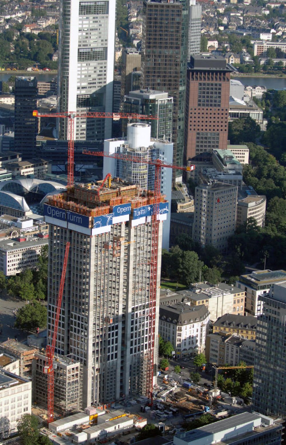 Frankfurt am Main from above - Baustelle OpernTurm, er besteht aus einem Hochhaus mit 168 m Höhe und einem circa 26 m hohen Podiumgebäude, das der Alten Oper zugewandt ist. 42 Geschosse wird das Hochhaus besitzen, sieben Geschosse das Podiumgebäude. Kontakt: Prof. Christoph Mäckler Architekten, Friedrich-Ebert-Anlage 2-14, 60325 Frankfurt am Main, Tel. +49 (0)69 285707, Fax +49 (0)69 296289, E-Mail: chm@chm.de; Tishman Speyer, Projektleitung, Dr. Markus Weidenmann, MesseTurm, Friedrich-Ebert-Anlage 49, 60308 Frankfurt, Tel. +49(0)69 97541 208, Fax +49(0)69 97541 299, E-Mail: mwiedenm@tishmanspeyer.de