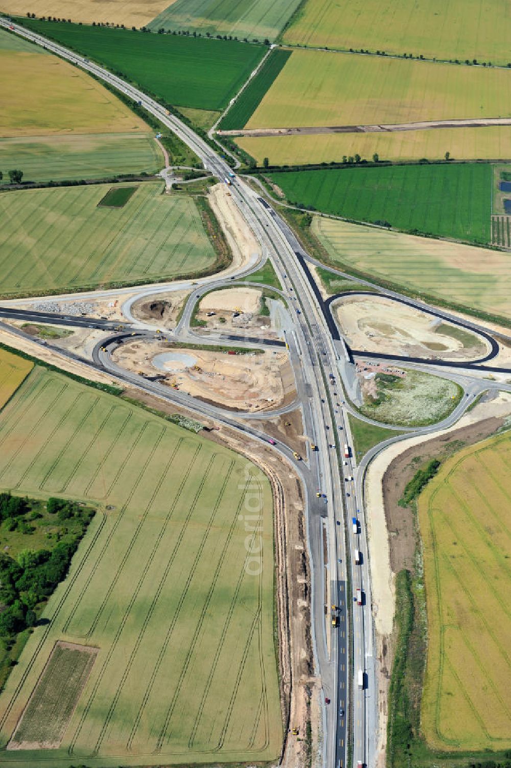 Bernburg from above - Baustelle vom Neubau der Ortsumgehung Bernburg Bundesstraße B 6n mit Anschlußstelle an die Autobahn / Bundesautobahn A 14 in Sachsen-Anhalt. Ein Projekt von EUROVIA. Construction site of the new circuitous road B6n Bernburg with the new junction on to the freeway in the near of Bernburg in Saxony-Anhalt.