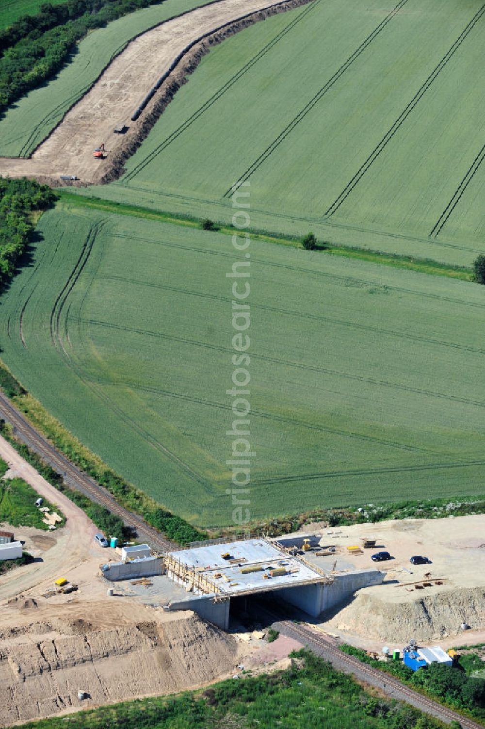 Bernburg from above - Baustelle vom Neubau der Ortsumgehung Bernburg Bundesstraße B 6n mit Anschlußstelle an die Autobahn / Bundesautobahn A 14 in Sachsen-Anhalt. Ein Projekt von EUROVIA. Construction site of the new circuitous road B6n Bernburg with the new junction on to the freeway in the near of Bernburg in Saxony-Anhalt.