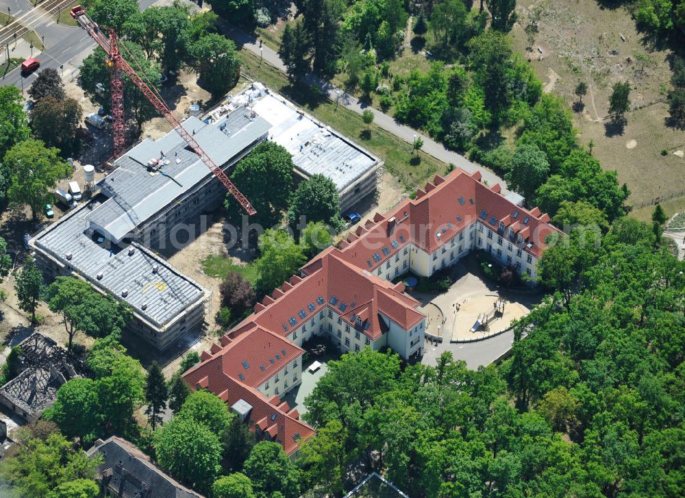 Aerial image Berlin Karlshorst - Gelände des ehemaligen evangelischen Diakoniewerk Königin Elisabeth an der Treskowallee in Karlshorst. Zwischen 1945 und 1991 diente es der Sowjetischen Armee als Militärhospital. Der bereits sanierte Trakt beinhaltet heute die Albatros-Schule, Förderschule für geistig Behinderte. Im sich in der Sanierung befindlichen Teil entsteht ein Altenpflegeheim. Ein Projekt der Hiba Hamburger Immobilien & Bauträger Aktiengesellschaft, der EDG Grundbesitzgesellschaft, eine Gesellschaft der Kieler EDG Immobilien (Bauherr). Betreiber wird die Diakonie-Pflege Neukölln. Albatros-School, special school for people with mental handicaps, and the construction site for a nursing home for the elderly at the street Treskowalle in the Berlin district Karlshorst.