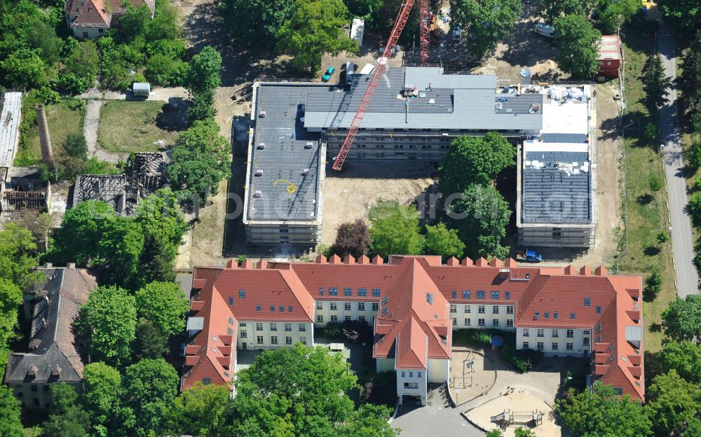 Aerial photograph Berlin Karlshorst - Gelände des ehemaligen evangelischen Diakoniewerk Königin Elisabeth an der Treskowallee in Karlshorst. Zwischen 1945 und 1991 diente es der Sowjetischen Armee als Militärhospital. Der bereits sanierte Trakt beinhaltet heute die Albatros-Schule, Förderschule für geistig Behinderte. Im sich in der Sanierung befindlichen Teil entsteht ein Altenpflegeheim. Ein Projekt der Hiba Hamburger Immobilien & Bauträger Aktiengesellschaft, der EDG Grundbesitzgesellschaft, eine Gesellschaft der Kieler EDG Immobilien (Bauherr). Betreiber wird die Diakonie-Pflege Neukölln. Albatros-School, special school for people with mental handicaps, and the construction site for a nursing home for the elderly at the street Treskowalle in the Berlin district Karlshorst.