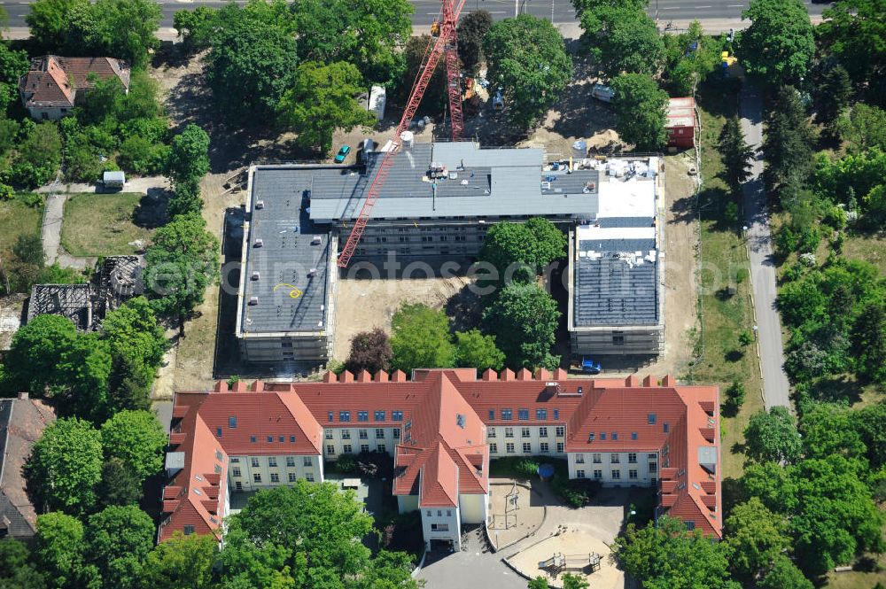 Berlin Karlshorst from above - Gelände des ehemaligen evangelischen Diakoniewerk Königin Elisabeth an der Treskowallee in Karlshorst. Zwischen 1945 und 1991 diente es der Sowjetischen Armee als Militärhospital. Der bereits sanierte Trakt beinhaltet heute die Albatros-Schule, Förderschule für geistig Behinderte. Im sich in der Sanierung befindlichen Teil entsteht ein Altenpflegeheim. Ein Projekt der Hiba Hamburger Immobilien & Bauträger Aktiengesellschaft, der EDG Grundbesitzgesellschaft, eine Gesellschaft der Kieler EDG Immobilien (Bauherr). Betreiber wird die Diakonie-Pflege Neukölln. Albatros-School, special school for people with mental handicaps, and the construction site for a nursing home for the elderly at the street Treskowalle in the Berlin district Karlshorst.