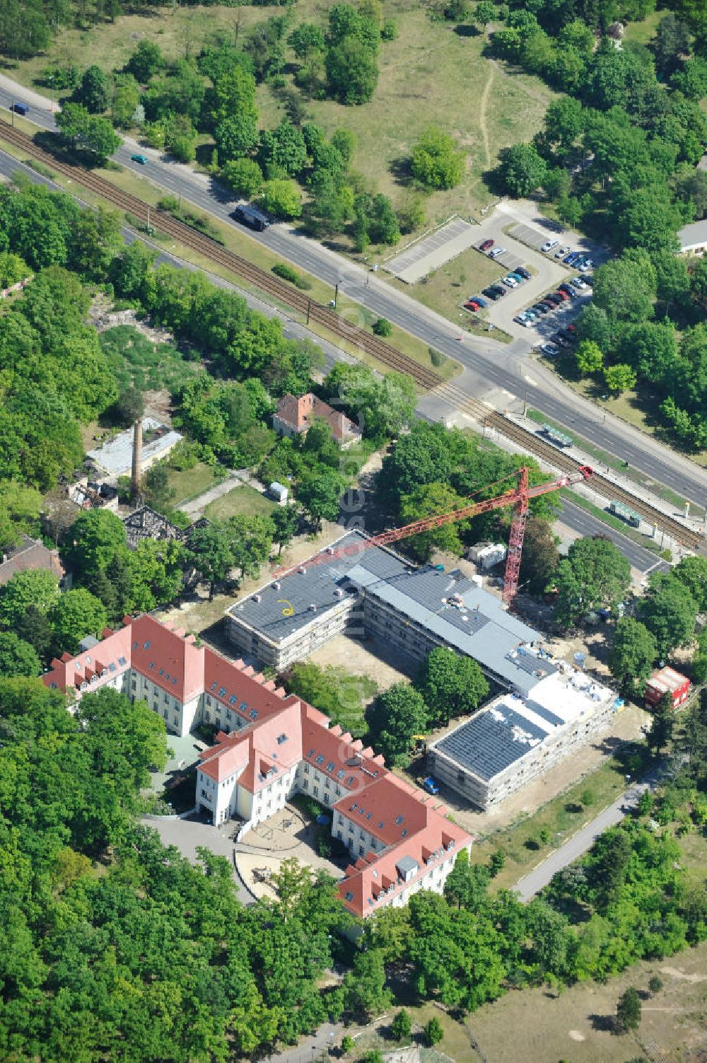 Aerial image Berlin Karlshorst - Gelände des ehemaligen evangelischen Diakoniewerk Königin Elisabeth an der Treskowallee in Karlshorst. Zwischen 1945 und 1991 diente es der Sowjetischen Armee als Militärhospital. Der bereits sanierte Trakt beinhaltet heute die Albatros-Schule, Förderschule für geistig Behinderte. Im sich in der Sanierung befindlichen Teil entsteht ein Altenpflegeheim. Ein Projekt der Hiba Hamburger Immobilien & Bauträger Aktiengesellschaft, der EDG Grundbesitzgesellschaft, eine Gesellschaft der Kieler EDG Immobilien (Bauherr). Betreiber wird die Diakonie-Pflege Neukölln. Albatros-School, special school for people with mental handicaps, and the construction site for a nursing home for the elderly at the street Treskowalle in the Berlin district Karlshorst.