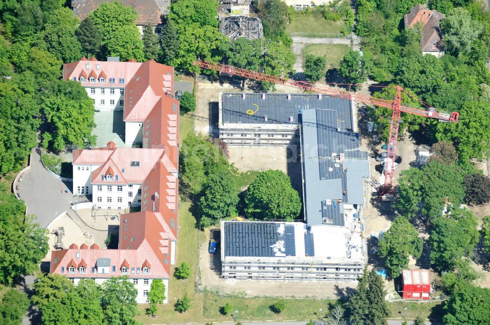 Aerial photograph Berlin Karlshorst - Gelände des ehemaligen evangelischen Diakoniewerk Königin Elisabeth an der Treskowallee in Karlshorst. Zwischen 1945 und 1991 diente es der Sowjetischen Armee als Militärhospital. Der bereits sanierte Trakt beinhaltet heute die Albatros-Schule, Förderschule für geistig Behinderte. Im sich in der Sanierung befindlichen Teil entsteht ein Altenpflegeheim. Ein Projekt der Hiba Hamburger Immobilien & Bauträger Aktiengesellschaft, der EDG Grundbesitzgesellschaft, eine Gesellschaft der Kieler EDG Immobilien (Bauherr). Betreiber wird die Diakonie-Pflege Neukölln. Albatros-School, special school for people with mental handicaps, and the construction site for a nursing home for the elderly at the street Treskowalle in the Berlin district Karlshorst.