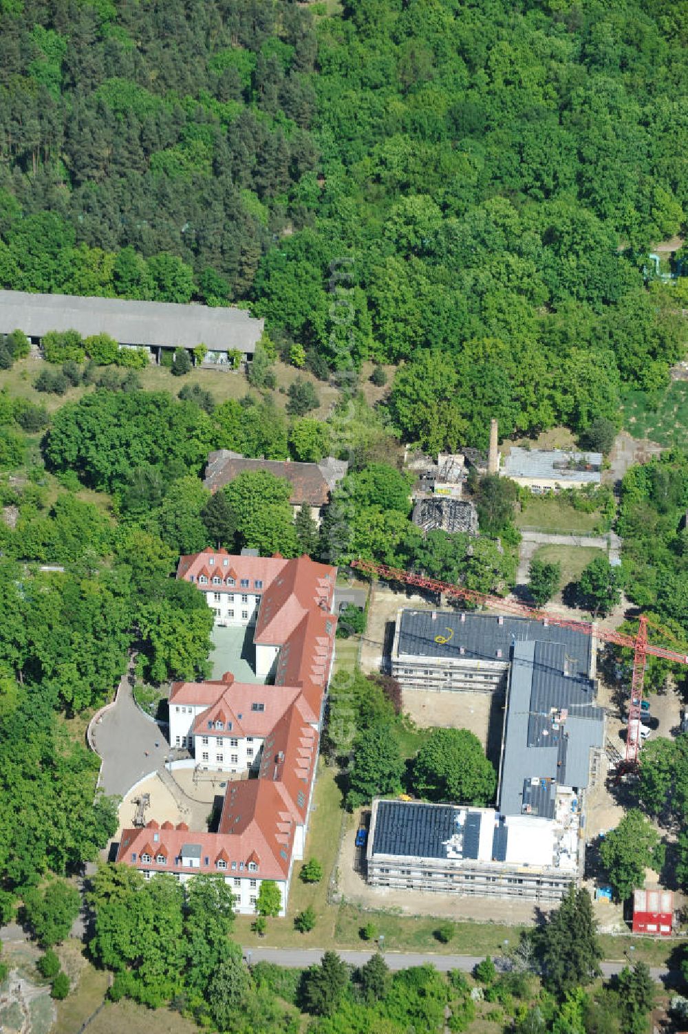 Berlin Karlshorst from above - Gelände des ehemaligen evangelischen Diakoniewerk Königin Elisabeth an der Treskowallee in Karlshorst. Zwischen 1945 und 1991 diente es der Sowjetischen Armee als Militärhospital. Der bereits sanierte Trakt beinhaltet heute die Albatros-Schule, Förderschule für geistig Behinderte. Im sich in der Sanierung befindlichen Teil entsteht ein Altenpflegeheim. Ein Projekt der Hiba Hamburger Immobilien & Bauträger Aktiengesellschaft, der EDG Grundbesitzgesellschaft, eine Gesellschaft der Kieler EDG Immobilien (Bauherr). Betreiber wird die Diakonie-Pflege Neukölln. Albatros-School, special school for people with mental handicaps, and the construction site for a nursing home for the elderly at the street Treskowalle in the Berlin district Karlshorst.