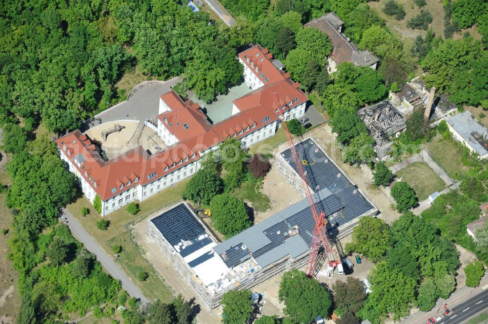 Berlin Karlshorst from the bird's eye view: Gelände des ehemaligen evangelischen Diakoniewerk Königin Elisabeth an der Treskowallee in Karlshorst. Zwischen 1945 und 1991 diente es der Sowjetischen Armee als Militärhospital. Der bereits sanierte Trakt beinhaltet heute die Albatros-Schule, Förderschule für geistig Behinderte. Im sich in der Sanierung befindlichen Teil entsteht ein Altenpflegeheim. Ein Projekt der Hiba Hamburger Immobilien & Bauträger Aktiengesellschaft, der EDG Grundbesitzgesellschaft, eine Gesellschaft der Kieler EDG Immobilien (Bauherr). Betreiber wird die Diakonie-Pflege Neukölln. Albatros-School, special school for people with mental handicaps, and the construction site for a nursing home for the elderly at the street Treskowalle in the Berlin district Karlshorst.