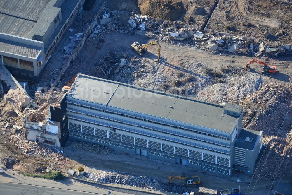 Einbeck from the bird's eye view: Construction site of Poser Park in the city of Einbeck in the region of Südniedersachsen in the state of Lower Saxony. The new business park will be located on site of the old carpentry factory Walter Poser Globus in the West of the urban area. Different shops and companies will be located here, the old factory is being destructed