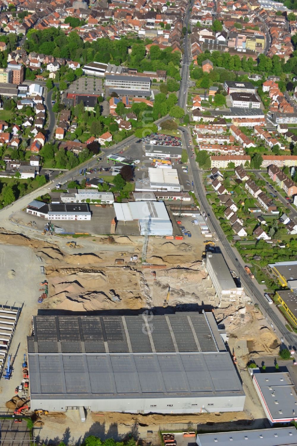 Aerial image Einbeck - Construction site of Poser Park in the city of Einbeck in the region of Südniedersachsen in the state of Lower Saxony. The new business park will be located on site of the old carpentry factory Walter Poser Globus in the West of the urban area. Different shops and companies will be located here, the old factory is being destructed