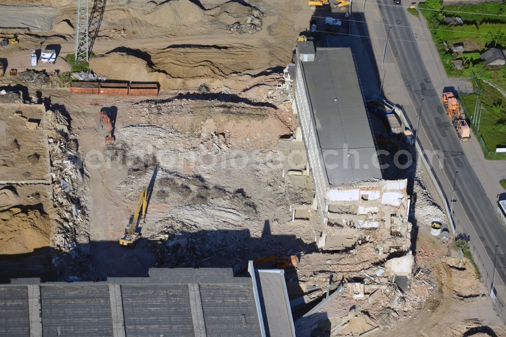 Aerial photograph Einbeck - Construction site of Poser Park in the city of Einbeck in the region of Südniedersachsen in the state of Lower Saxony. The new business park will be located on site of the old carpentry factory Walter Poser Globus in the West of the urban area. Different shops and companies will be located here, the old factory is being destructed