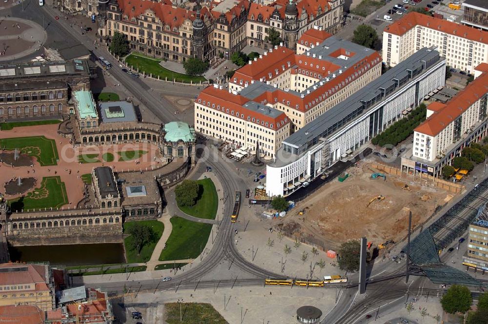 Aerial image DRESDEN - Blick auf die Baustelle des durch die Architekten Schulz&Schulz Leipzig entworfenen Gebäudes. Hier entsteht ein bewußt massiger und monolithischer Baukörper, der in die Wilsdruffer Straße hineinragen wird. Vorher stand dort ein Gaststättenkomplex Am Zwinger, der im Volksmund Fresswürfel genannt wurde. Links im Bild der Zwinger.