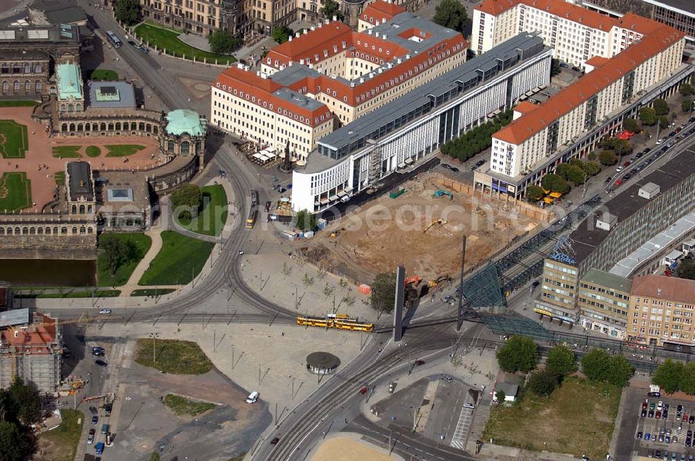 DRESDEN from above - Blick auf die Baustelle des durch die Architekten Schulz&Schulz Leipzig entworfenen Gebäudes. Hier entsteht ein bewußt massiger und monolithischer Baukörper, der in die Wilsdruffer Straße hineinragen wird. Vorher stand dort ein Gaststättenkomplex Am Zwinger, der im Volksmund Fresswürfel genannt wurde. Links im Bild der Zwinger.