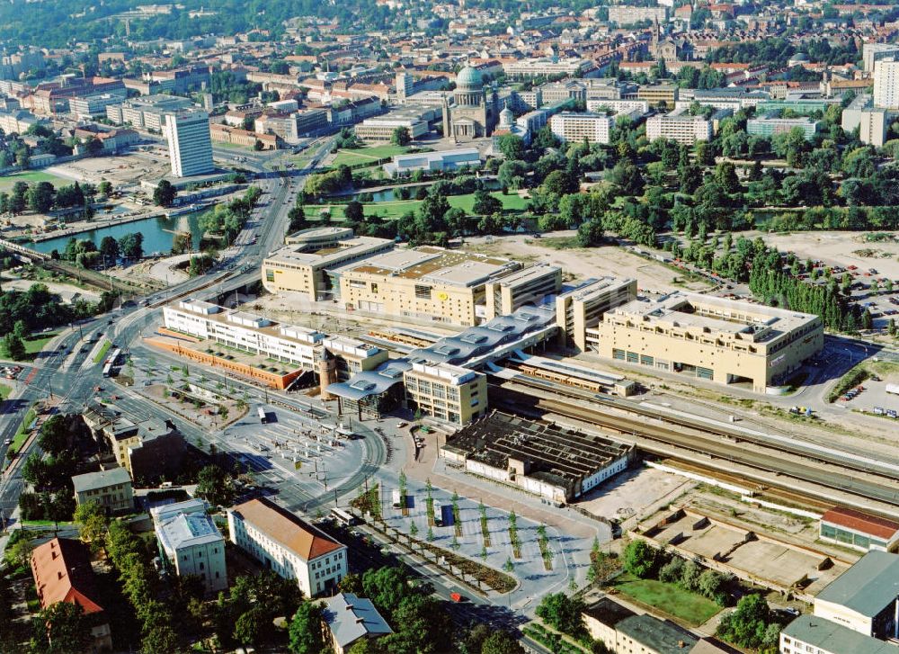 Aerial photograph Potsdam - Blick auf die Baustelle des Potsdam- Center, am Hauptbahnhof, in der Potsdamer Innenstadt. Im Hintergrund befindet sich die Nikolainkirche. View at the construction site of the Potsdam Center, main station in the center of Potsdam. In the background is the Nikolai Church.