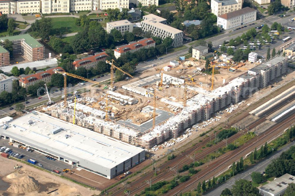 Potsdam from above - Blick auf den Bau eines Gewerbe-, Hotel-, Messe- und Wohnstandortes auf dem Gelände des ehemaligen Reichsbahnausbesserungswerkes (RAW) am Potsdamer Hauptbahnhof. Die Stadtverordnetenversammlung der Brandenburger Landeshauptstadt Potsdam plant die Entstehung von ca. 600 Wohnungen, einem Hotel und einem Boardinghouse (Service-Wohnen). Ebenso werden Räume für Handwerksbetriebe, Kleingewerbe und sonstige Gewerbebetriebe geschaffen. Unter den Gebäuden werden Tiefgaragen gebaut, so dass Stellplätze in ausreichender Anzahl angeboten werden können. Parallel dazu wird mit der Sanierung der denkmalgeschützten „Neuen Halle begonnen, um hier eine Messe- und Ausstellungshalle zu schaffen. Bauleiter: Unternehmensgruppe Semmelhaack, Kaltenweide 85, 25335 Elmshorn,