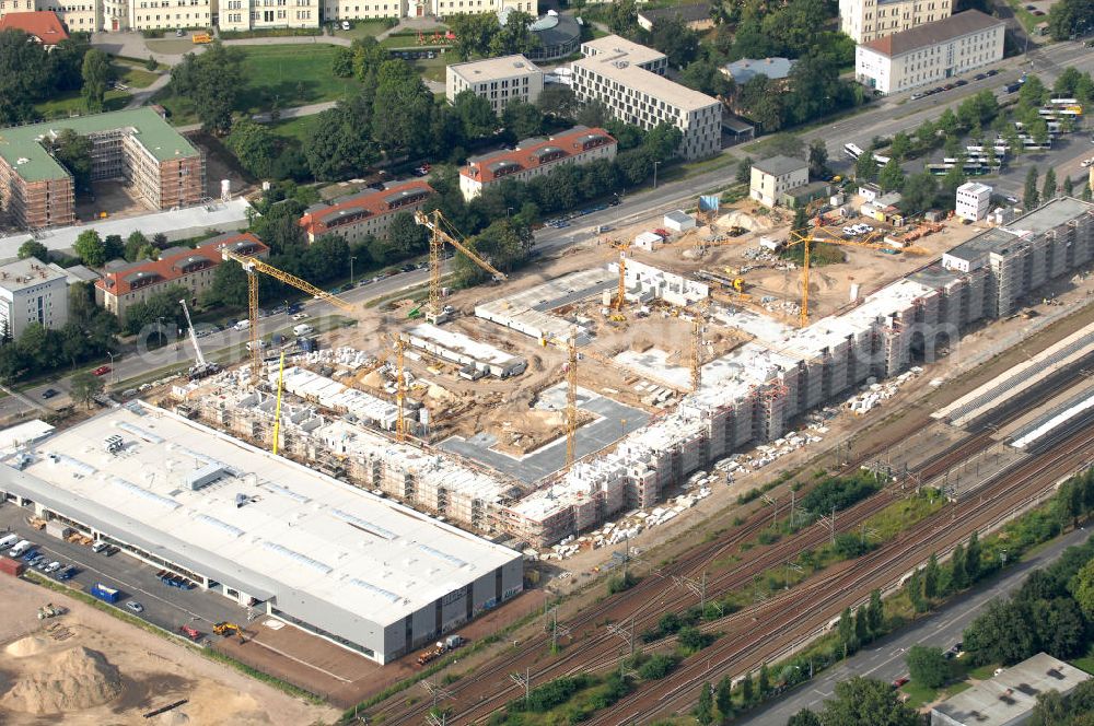 Potsdam from the bird's eye view: Blick auf den Bau eines Gewerbe-, Hotel-, Messe- und Wohnstandortes auf dem Gelände des ehemaligen Reichsbahnausbesserungswerkes (RAW) am Potsdamer Hauptbahnhof. Die Stadtverordnetenversammlung der Brandenburger Landeshauptstadt Potsdam plant die Entstehung von ca. 600 Wohnungen, einem Hotel und einem Boardinghouse (Service-Wohnen). Ebenso werden Räume für Handwerksbetriebe, Kleingewerbe und sonstige Gewerbebetriebe geschaffen. Unter den Gebäuden werden Tiefgaragen gebaut, so dass Stellplätze in ausreichender Anzahl angeboten werden können. Parallel dazu wird mit der Sanierung der denkmalgeschützten „Neuen Halle begonnen, um hier eine Messe- und Ausstellungshalle zu schaffen. Bauleiter: Unternehmensgruppe Semmelhaack, Kaltenweide 85, 25335 Elmshorn,