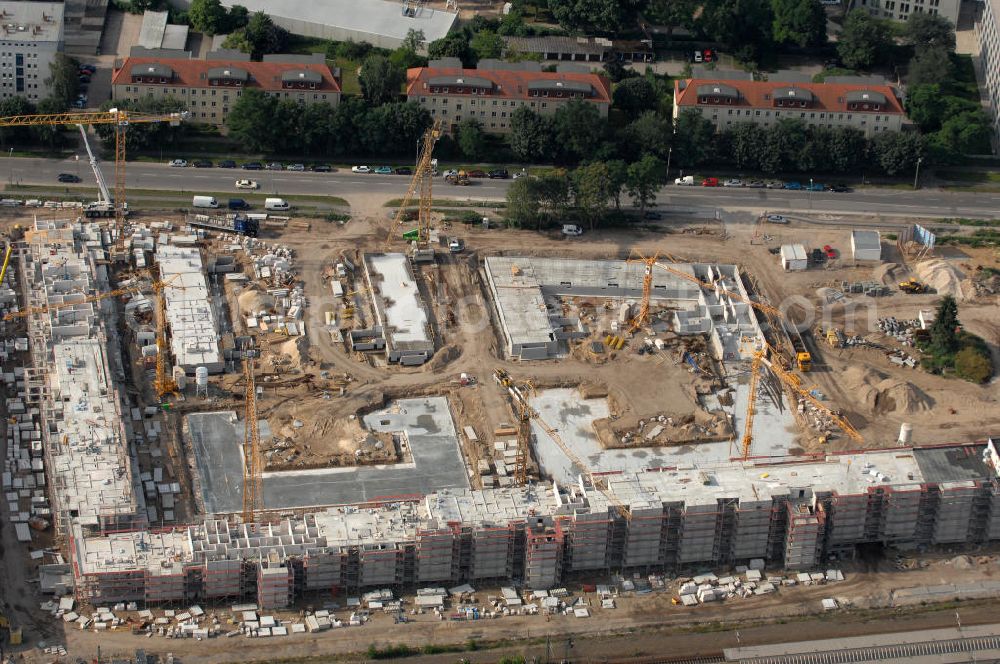 Aerial image Potsdam - Blick auf den Bau eines Gewerbe-, Hotel-, Messe- und Wohnstandortes auf dem Gelände des ehemaligen Reichsbahnausbesserungswerkes (RAW) am Potsdamer Hauptbahnhof. Die Stadtverordnetenversammlung der Brandenburger Landeshauptstadt Potsdam plant die Entstehung von ca. 600 Wohnungen, einem Hotel und einem Boardinghouse (Service-Wohnen). Ebenso werden Räume für Handwerksbetriebe, Kleingewerbe und sonstige Gewerbebetriebe geschaffen. Unter den Gebäuden werden Tiefgaragen gebaut, so dass Stellplätze in ausreichender Anzahl angeboten werden können. Parallel dazu wird mit der Sanierung der denkmalgeschützten „Neuen Halle begonnen, um hier eine Messe- und Ausstellungshalle zu schaffen. Bauleiter: Unternehmensgruppe Semmelhaack, Kaltenweide 85, 25335 Elmshorn,