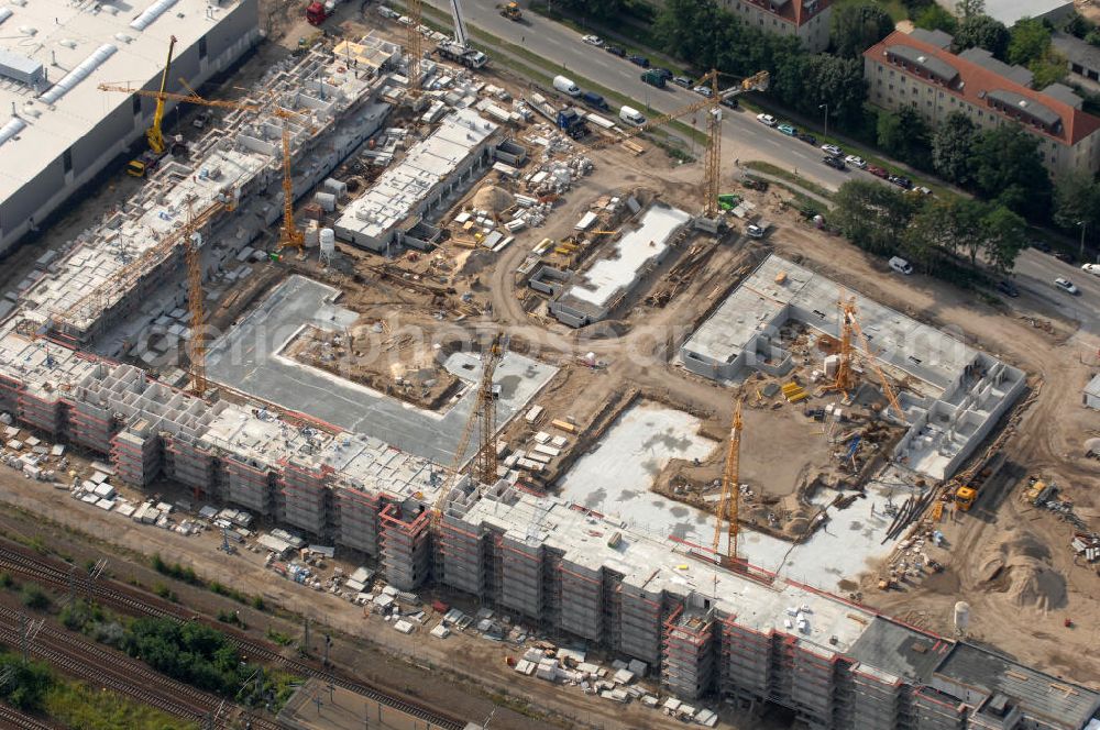 Aerial photograph Potsdam - Blick auf den Bau eines Gewerbe-, Hotel-, Messe- und Wohnstandortes auf dem Gelände des ehemaligen Reichsbahnausbesserungswerkes (RAW) am Potsdamer Hauptbahnhof. Die Stadtverordnetenversammlung der Brandenburger Landeshauptstadt Potsdam plant die Entstehung von ca. 600 Wohnungen, einem Hotel und einem Boardinghouse (Service-Wohnen). Ebenso werden Räume für Handwerksbetriebe, Kleingewerbe und sonstige Gewerbebetriebe geschaffen. Unter den Gebäuden werden Tiefgaragen gebaut, so dass Stellplätze in ausreichender Anzahl angeboten werden können. Parallel dazu wird mit der Sanierung der denkmalgeschützten „Neuen Halle begonnen, um hier eine Messe- und Ausstellungshalle zu schaffen. Bauleiter: Unternehmensgruppe Semmelhaack, Kaltenweide 85, 25335 Elmshorn,