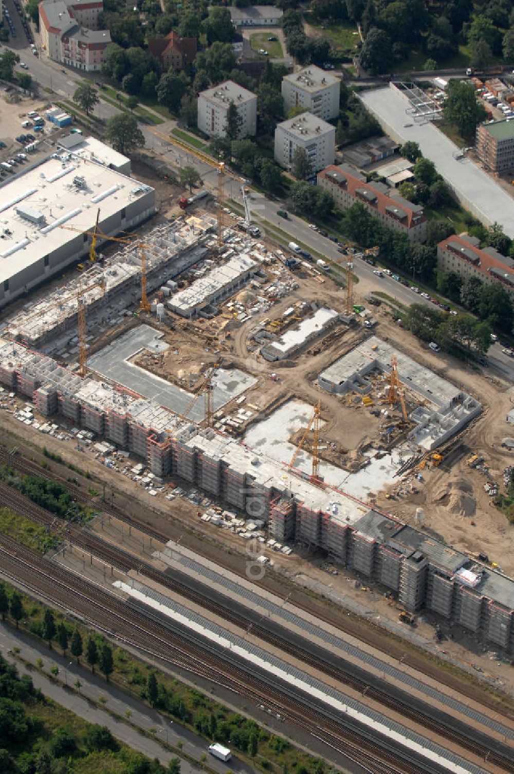 Potsdam from above - Blick auf den Bau eines Gewerbe-, Hotel-, Messe- und Wohnstandortes auf dem Gelände des ehemaligen Reichsbahnausbesserungswerkes (RAW) am Potsdamer Hauptbahnhof. Die Stadtverordnetenversammlung der Brandenburger Landeshauptstadt Potsdam plant die Entstehung von ca. 600 Wohnungen, einem Hotel und einem Boardinghouse (Service-Wohnen). Ebenso werden Räume für Handwerksbetriebe, Kleingewerbe und sonstige Gewerbebetriebe geschaffen. Unter den Gebäuden werden Tiefgaragen gebaut, so dass Stellplätze in ausreichender Anzahl angeboten werden können. Parallel dazu wird mit der Sanierung der denkmalgeschützten „Neuen Halle begonnen, um hier eine Messe- und Ausstellungshalle zu schaffen. Bauleiter: Unternehmensgruppe Semmelhaack, Kaltenweide 85, 25335 Elmshorn,