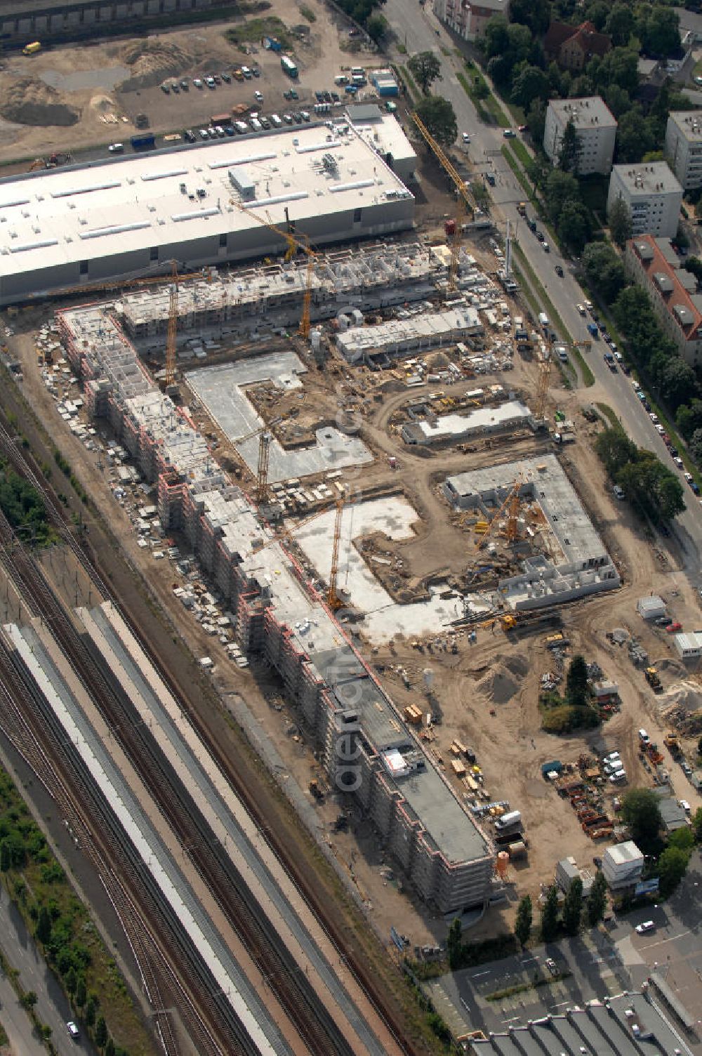 Potsdam from the bird's eye view: Blick auf den Bau eines Gewerbe-, Hotel-, Messe- und Wohnstandortes auf dem Gelände des ehemaligen Reichsbahnausbesserungswerkes (RAW) am Potsdamer Hauptbahnhof. Die Stadtverordnetenversammlung der Brandenburger Landeshauptstadt Potsdam plant die Entstehung von ca. 600 Wohnungen, einem Hotel und einem Boardinghouse (Service-Wohnen). Ebenso werden Räume für Handwerksbetriebe, Kleingewerbe und sonstige Gewerbebetriebe geschaffen. Unter den Gebäuden werden Tiefgaragen gebaut, so dass Stellplätze in ausreichender Anzahl angeboten werden können. Parallel dazu wird mit der Sanierung der denkmalgeschützten „Neuen Halle begonnen, um hier eine Messe- und Ausstellungshalle zu schaffen. Bauleiter: Unternehmensgruppe Semmelhaack, Kaltenweide 85, 25335 Elmshorn,