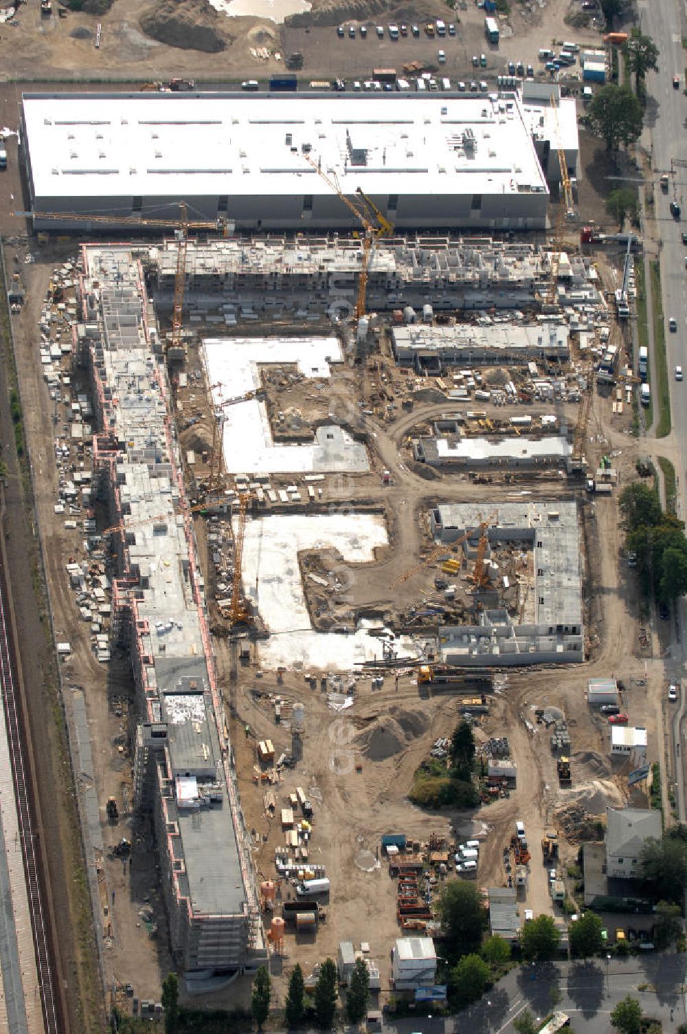 Aerial image Potsdam - Blick auf den Bau eines Gewerbe-, Hotel-, Messe- und Wohnstandortes auf dem Gelände des ehemaligen Reichsbahnausbesserungswerkes (RAW) am Potsdamer Hauptbahnhof. Die Stadtverordnetenversammlung der Brandenburger Landeshauptstadt Potsdam plant die Entstehung von ca. 600 Wohnungen, einem Hotel und einem Boardinghouse (Service-Wohnen). Ebenso werden Räume für Handwerksbetriebe, Kleingewerbe und sonstige Gewerbebetriebe geschaffen. Unter den Gebäuden werden Tiefgaragen gebaut, so dass Stellplätze in ausreichender Anzahl angeboten werden können. Parallel dazu wird mit der Sanierung der denkmalgeschützten „Neuen Halle begonnen, um hier eine Messe- und Ausstellungshalle zu schaffen. Bauleiter: Unternehmensgruppe Semmelhaack, Kaltenweide 85, 25335 Elmshorn,