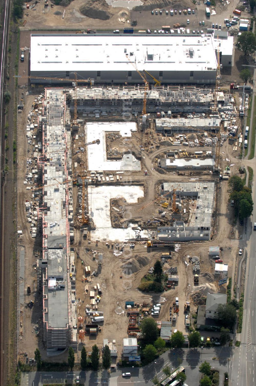 Aerial photograph Potsdam - Blick auf den Bau eines Gewerbe-, Hotel-, Messe- und Wohnstandortes auf dem Gelände des ehemaligen Reichsbahnausbesserungswerkes (RAW) am Potsdamer Hauptbahnhof. Die Stadtverordnetenversammlung der Brandenburger Landeshauptstadt Potsdam plant die Entstehung von ca. 600 Wohnungen, einem Hotel und einem Boardinghouse (Service-Wohnen). Ebenso werden Räume für Handwerksbetriebe, Kleingewerbe und sonstige Gewerbebetriebe geschaffen. Unter den Gebäuden werden Tiefgaragen gebaut, so dass Stellplätze in ausreichender Anzahl angeboten werden können. Parallel dazu wird mit der Sanierung der denkmalgeschützten „Neuen Halle begonnen, um hier eine Messe- und Ausstellungshalle zu schaffen. Bauleiter: Unternehmensgruppe Semmelhaack, Kaltenweide 85, 25335 Elmshorn,