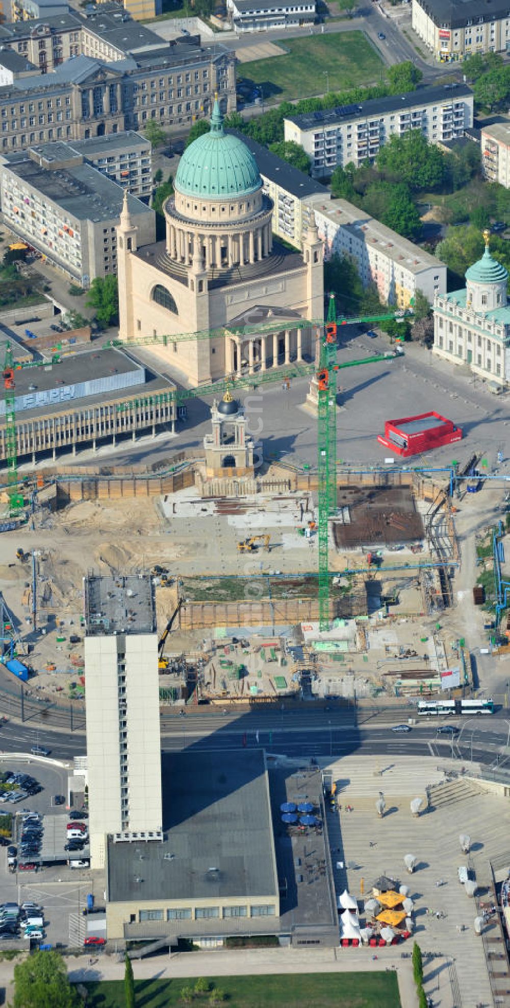 Aerial photograph Potsdam - Blick auf die Baustelle des Potsdamer Stadtschlosses am Alten Markt. Der Neubau des Brandenburger Landtages auf dem Gelände des Stadtschlosses gegenüber der Fachhochschule Potsdam und die St. Nikolaikirche erfolgt durch die BAM Deutschland AG. View of the construction site of the Potsdam Stadtschloss at the Old Market. In the background is the University of Applied Sciences Potsdam and St. Nikolai Church. Building contractors company: BAM Deutschland AG