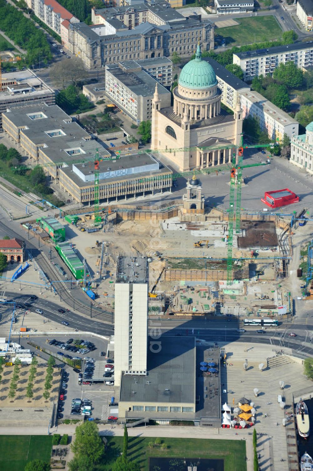 Potsdam from above - Blick auf die Baustelle des Potsdamer Stadtschlosses am Alten Markt. Der Neubau des Brandenburger Landtages auf dem Gelände des Stadtschlosses gegenüber der Fachhochschule Potsdam und die St. Nikolaikirche erfolgt durch die BAM Deutschland AG. View of the construction site of the Potsdam Stadtschloss at the Old Market. In the background is the University of Applied Sciences Potsdam and St. Nikolai Church. Building contractors company: BAM Deutschland AG