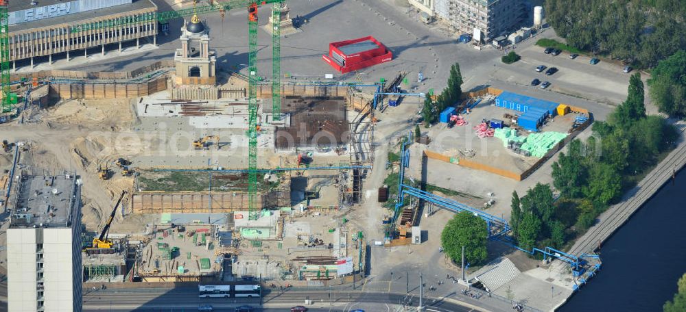 Potsdam from the bird's eye view: Blick auf die Baustelle des Potsdamer Stadtschlosses am Alten Markt. Der Neubau des Brandenburger Landtages auf dem Gelände des Stadtschlosses gegenüber der Fachhochschule Potsdam und die St. Nikolaikirche erfolgt durch die BAM Deutschland AG. View of the construction site of the Potsdam Stadtschloss at the Old Market. In the background is the University of Applied Sciences Potsdam and St. Nikolai Church. Building contractors company: BAM Deutschland AG