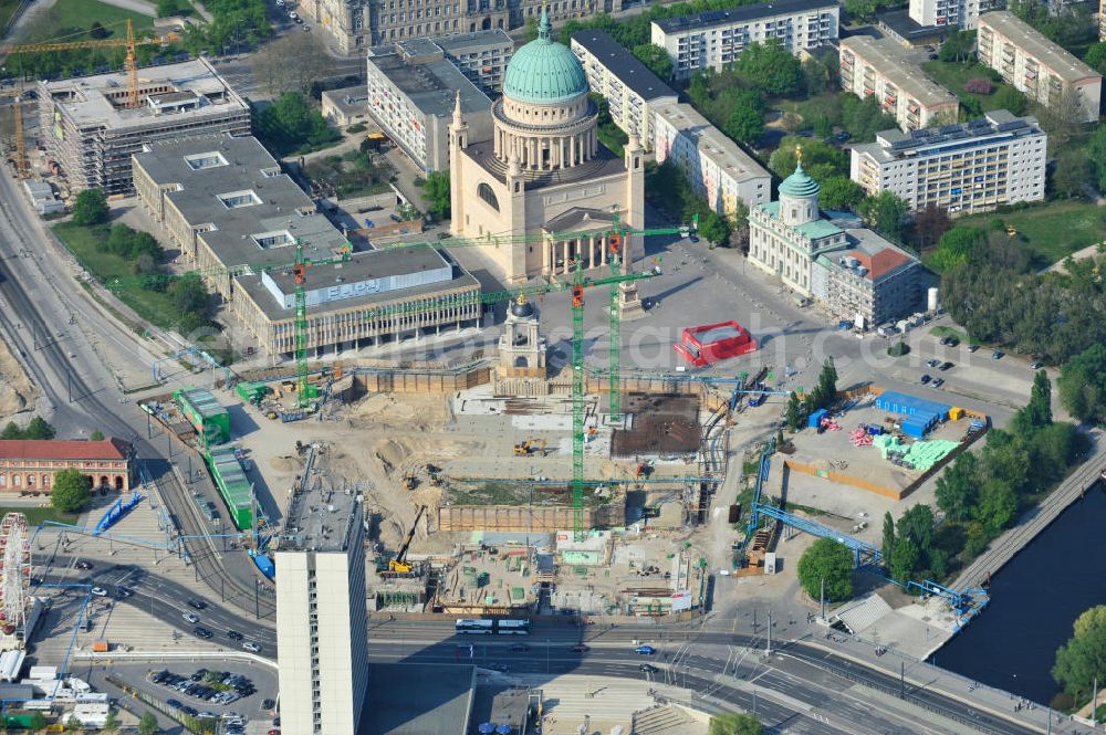 Aerial image Potsdam - Blick auf die Baustelle des Potsdamer Stadtschlosses am Alten Markt. Der Neubau des Brandenburger Landtages auf dem Gelände des Stadtschlosses gegenüber der Fachhochschule Potsdam und die St. Nikolaikirche erfolgt durch die BAM Deutschland AG. View of the construction site of the Potsdam Stadtschloss at the Old Market. In the background is the University of Applied Sciences Potsdam and St. Nikolai Church. Building contractors company: BAM Deutschland AG